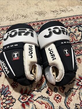 Men's 1600 Black and White Hockey Gloves